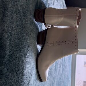 bp Women's Cream Ankle Booties